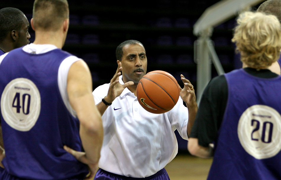 2010 nominee University of Washington head basketball coach Lorenzo Romar gives his team some instuction. (Scott Eklund/Seattle Post-Intelligencer)