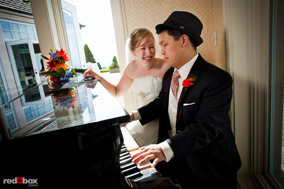 Eugene serenades Jenny at the piano in the clubhouse prior to their wedding ceremony at The Golf Club at Newcastle. (Photo by Andy Rogers/Red Box Pictures)