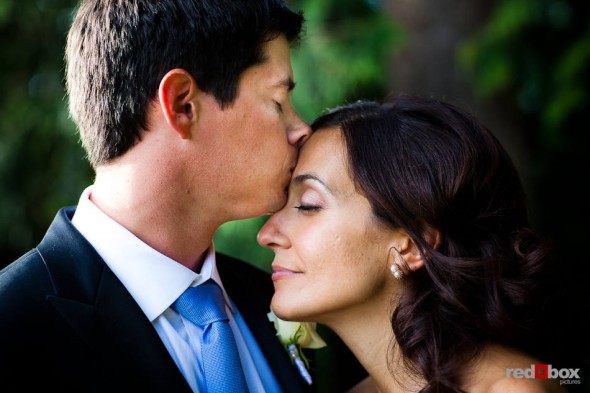 Just married, Nadine and Brian, share a moment outside The Plateau Club in Sammamish, WA. (Photo by Dan DeLong/Red Box Pictures)