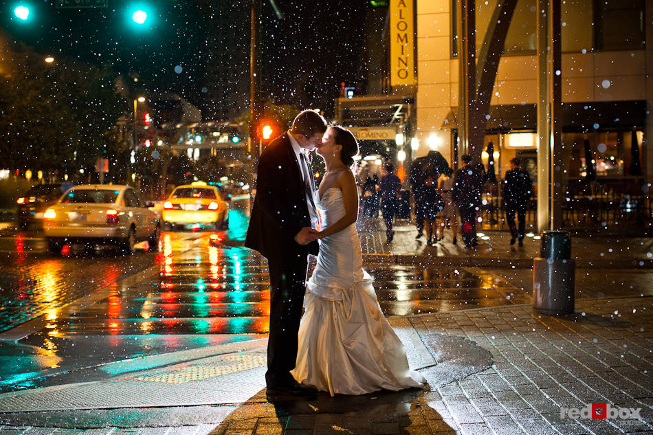 Nora and Neill, the bride and groom, kiss in the rains outside the Bellevue Art Museum. (Photo by Dan DeLong/Red Box Pictures)