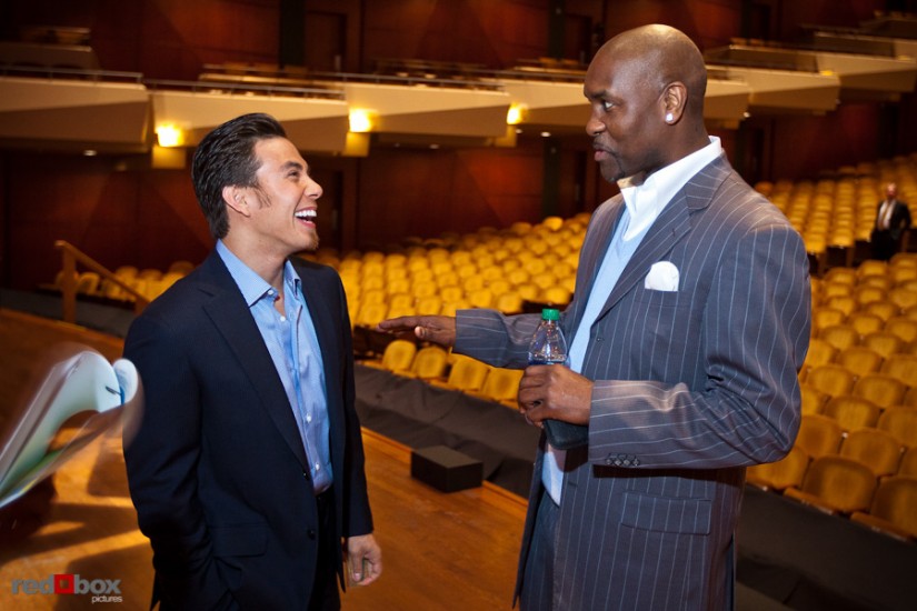 apolo-ohno-gary-payton-talking-photo.jpg