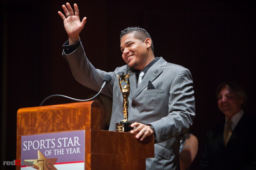 felix-hernandez-award-waving-photo.jpg