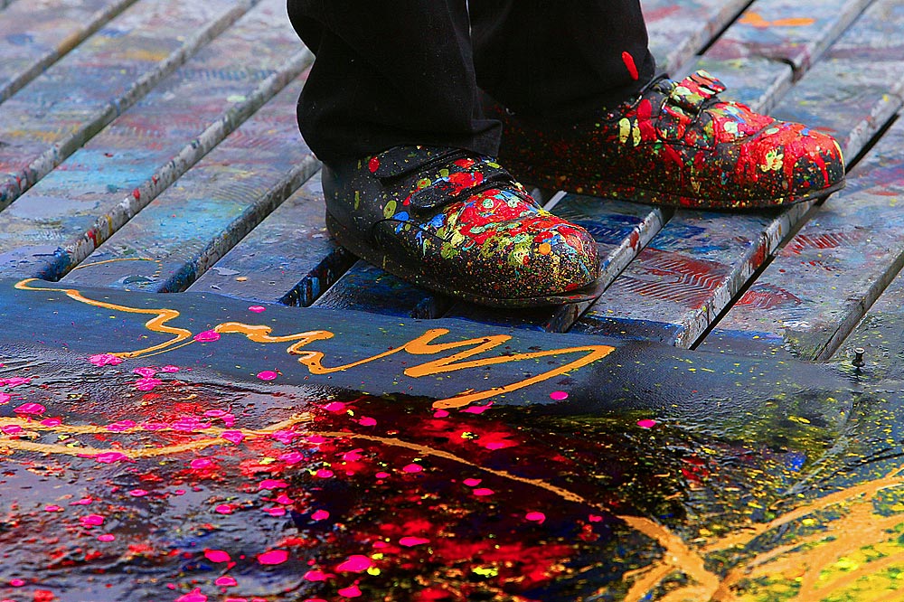 Artist Dale Chihuly tests out some color combinations as he prepares for an upcoming show.(Photographer: Scott Eklund)