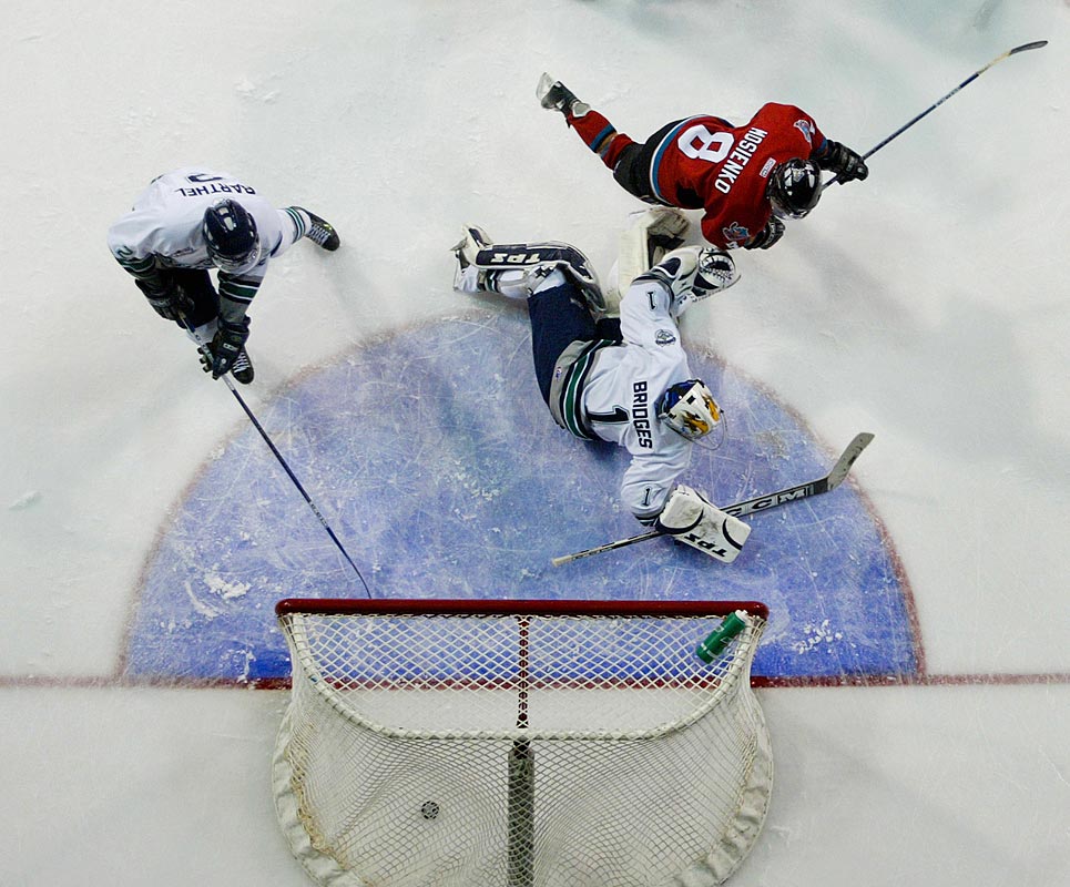 Tyler Mosienko of the Kelowna Rockets scores on Seattle Thunderbirds goalie Bryan Bridges in a playoff game in Seattle. (Photorapher: Dan DeLong)